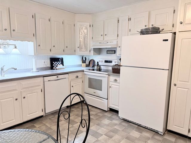 8 Presidential Road, Bedford, NH 03110