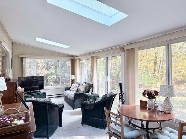 8 Presidential Road, Bedford, NH 03110