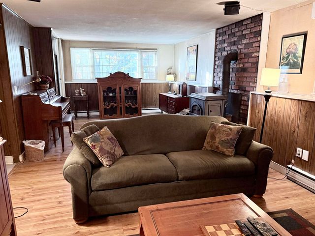 8 Presidential Road, Bedford, NH 03110