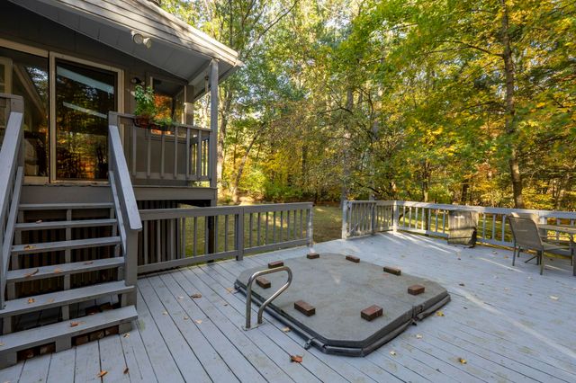 8 Presidential Road, Bedford, NH 03110