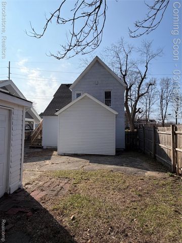 398 N Saginaw Street, Pontiac, MI 48342