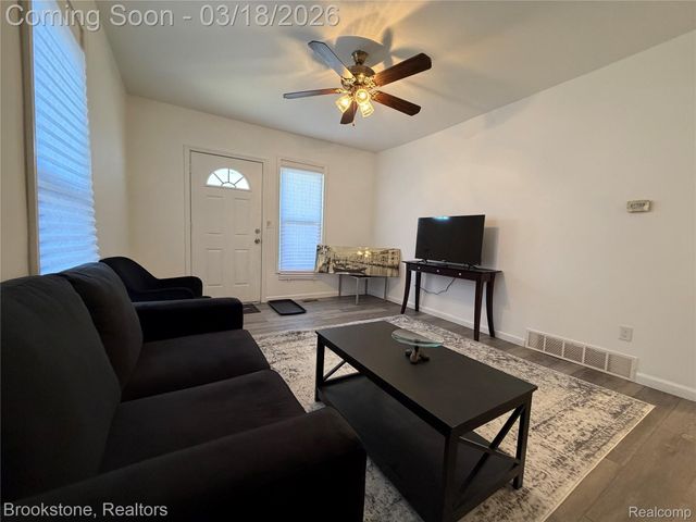 398 N Saginaw Street, Pontiac, MI 48342