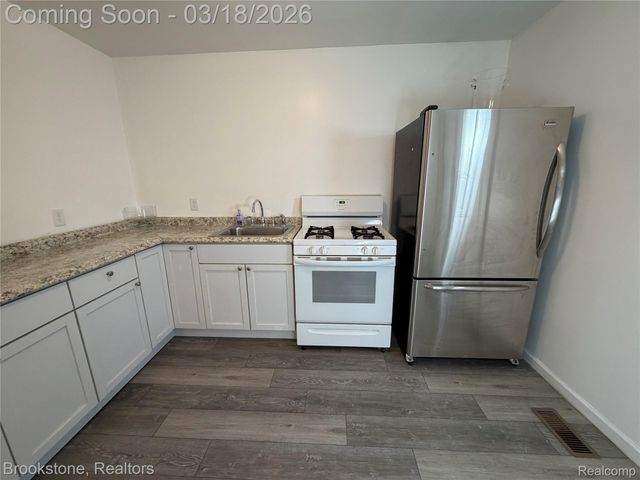 398 N Saginaw Street, Pontiac, MI 48342