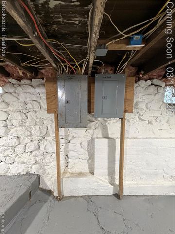 398 N Saginaw Street, Pontiac, MI 48342