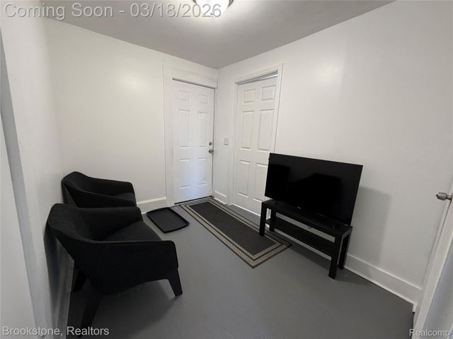 398 N Saginaw Street, Pontiac, MI 48342