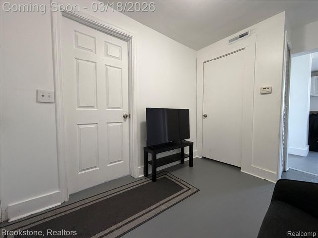 398 N Saginaw Street, Pontiac, MI 48342