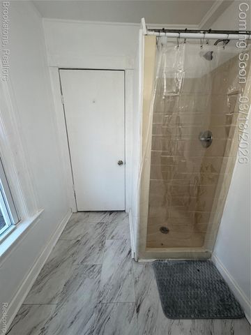 398 N Saginaw Street, Pontiac, MI 48342