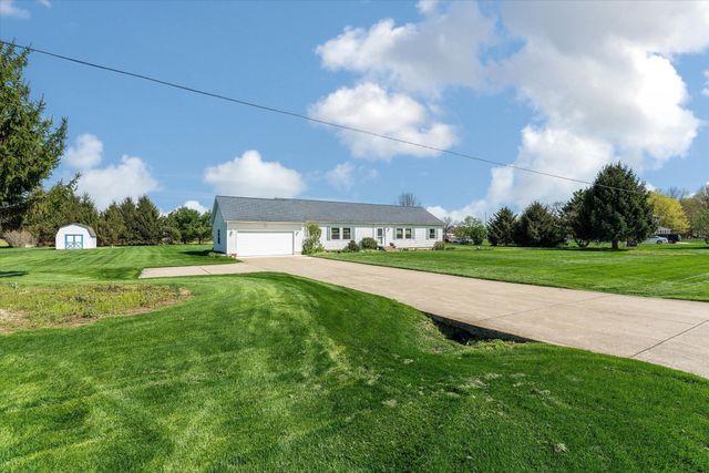70915 Sterling Drive, Edwardsburg, MI 49112