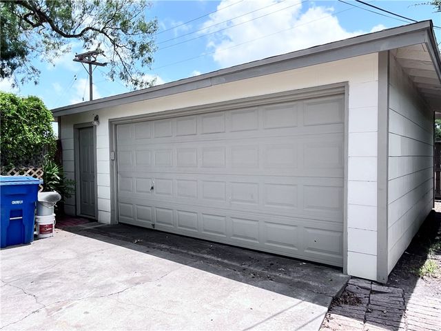 501 Dolphin Pl, Corpus Christi, TX 78411