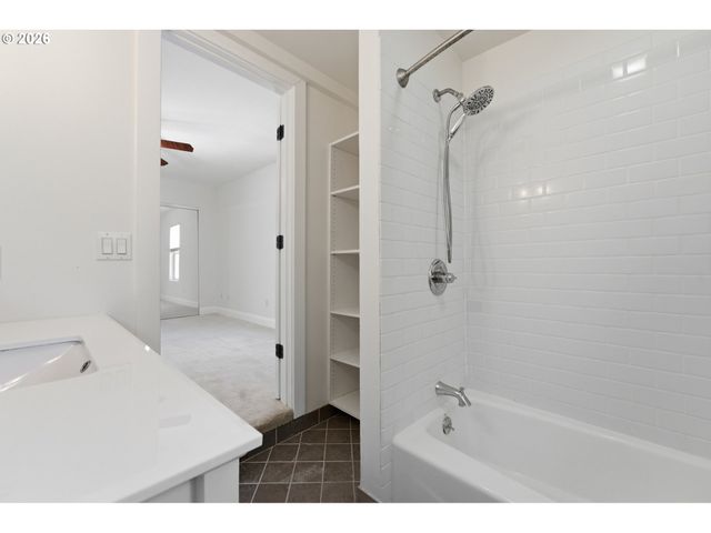 73 Ne HANCOCK St, Portland, OR 97212