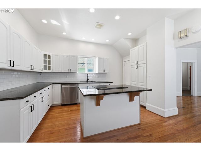 73 Ne HANCOCK St, Portland, OR 97212