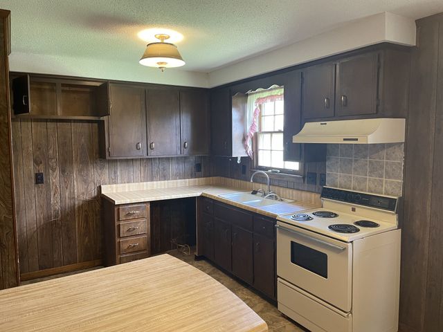 239 Raintree Dr, Clarksville, TN 37042