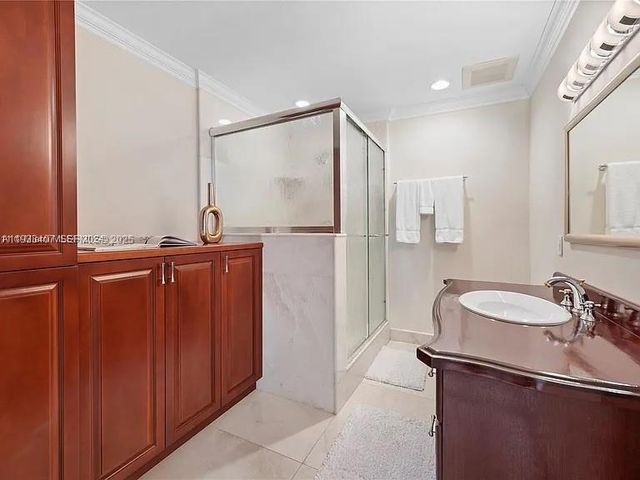 5371 N Bay Rd, Miami Beach, FL 33140