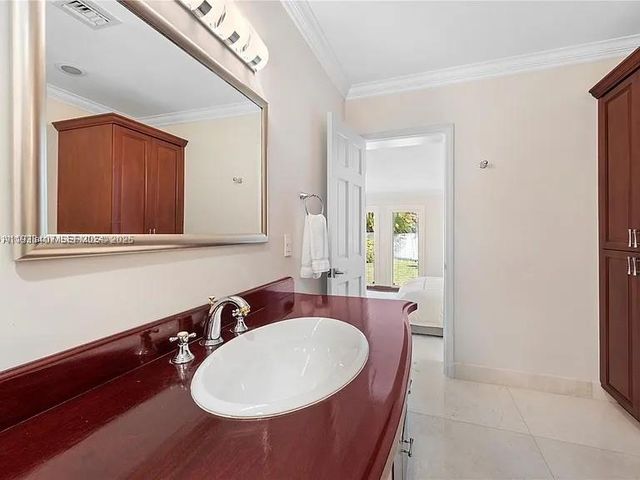 5371 N Bay Rd, Miami Beach, FL 33140