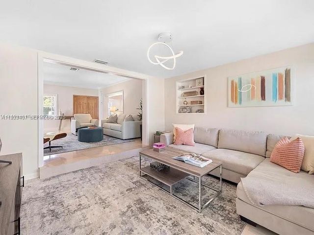 5371 N Bay Rd, Miami Beach, FL 33140