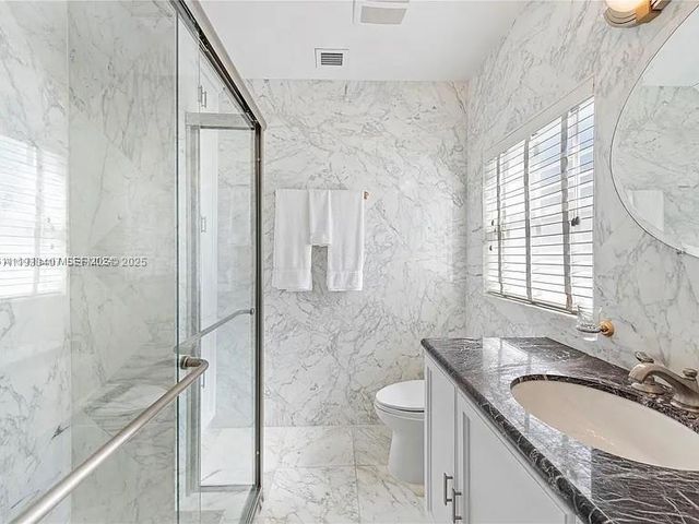 5371 N Bay Rd, Miami Beach, FL 33140