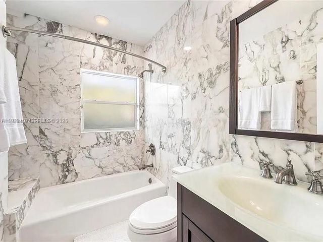 5371 N Bay Rd, Miami Beach, FL 33140