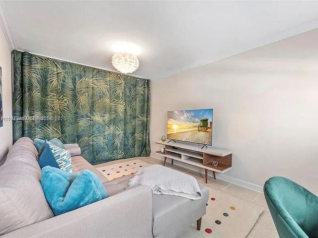 5371 N Bay Rd, Miami Beach, FL 33140