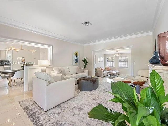 5371 N Bay Rd, Miami Beach, FL 33140