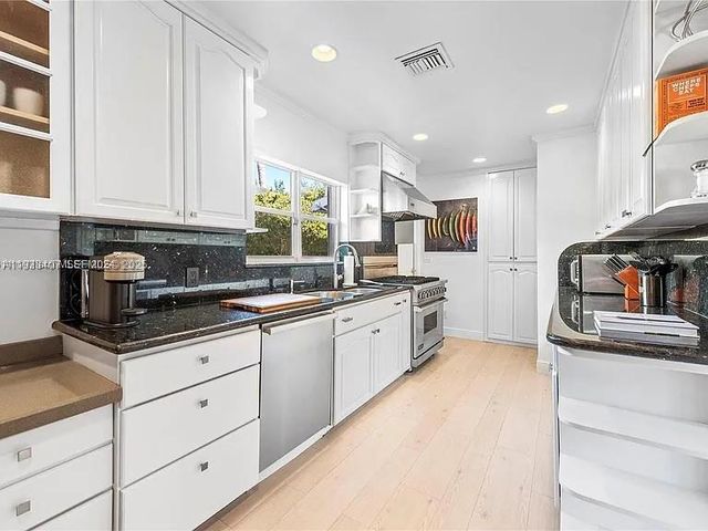 5371 N Bay Rd, Miami Beach, FL 33140