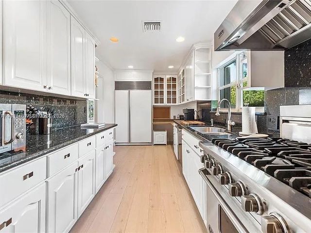 5371 N Bay Rd, Miami Beach, FL 33140