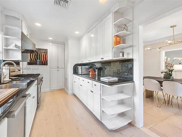 5371 N Bay Rd, Miami Beach, FL 33140