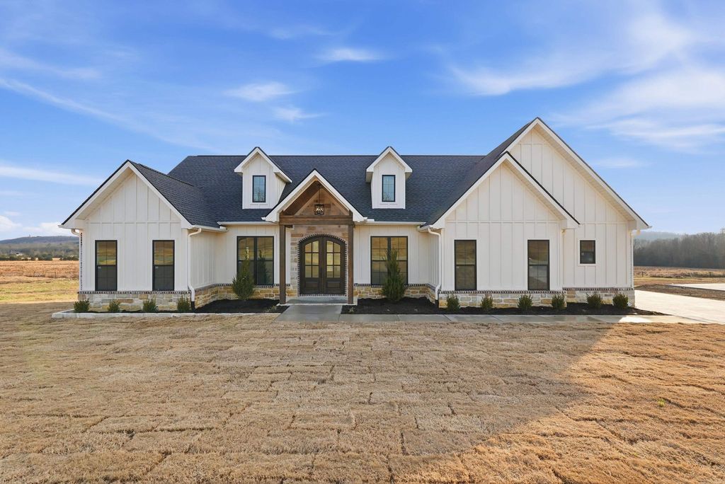 240 Castleberry Rd, Greenbrier, AR 72058