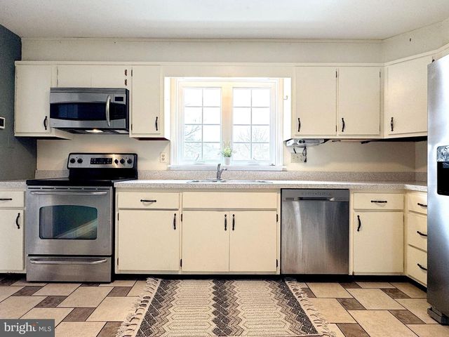 1027 GREENBRIAR DR, State College, PA 16801