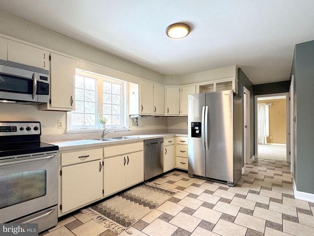 1027 GREENBRIAR DR, State College, PA 16801