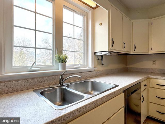 1027 GREENBRIAR DR, State College, PA 16801