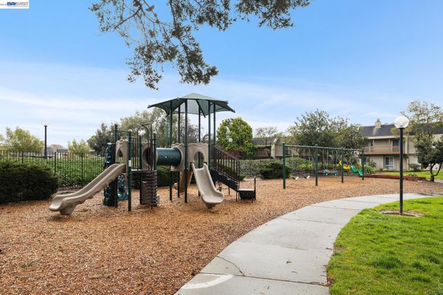 1024 Fontana Dr, Alameda, CA 94502