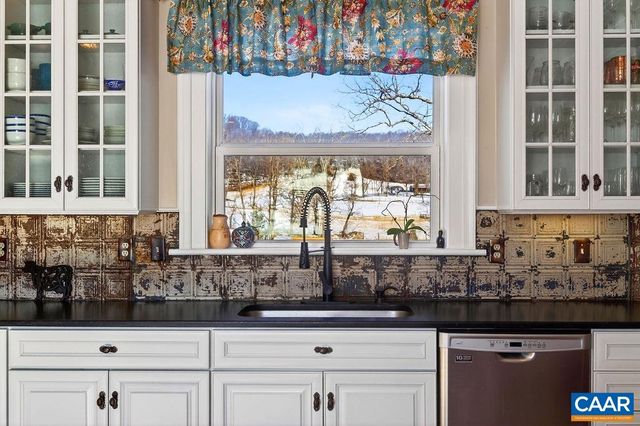 142 MT IDA LN, Staunton, VA 24401