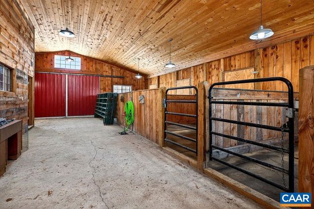 142 MT IDA LN, Staunton, VA 24401