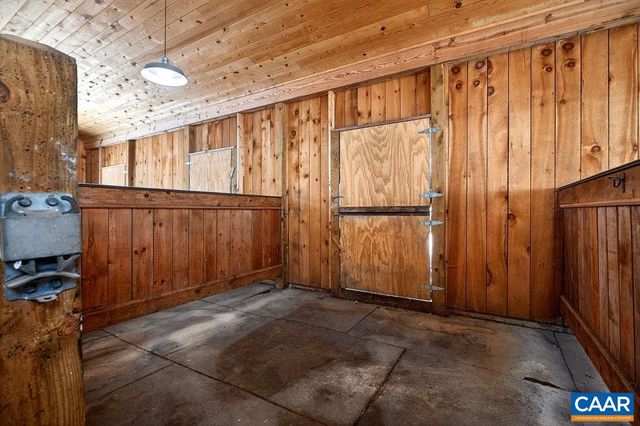 142 MT IDA LN, Staunton, VA 24401