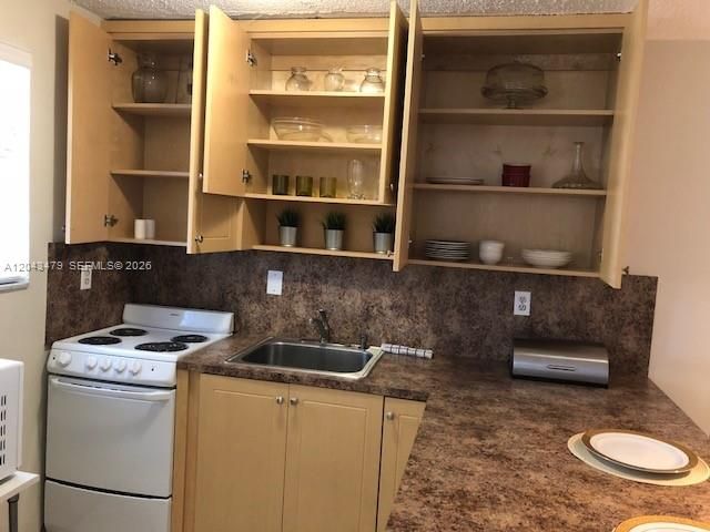 2385 NW 11th St A35, Miami, FL 33125