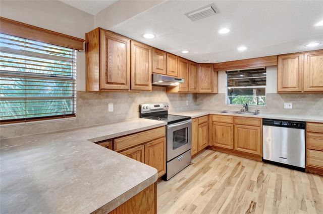 1077 LINDEN STREET, Clermont, FL 34711