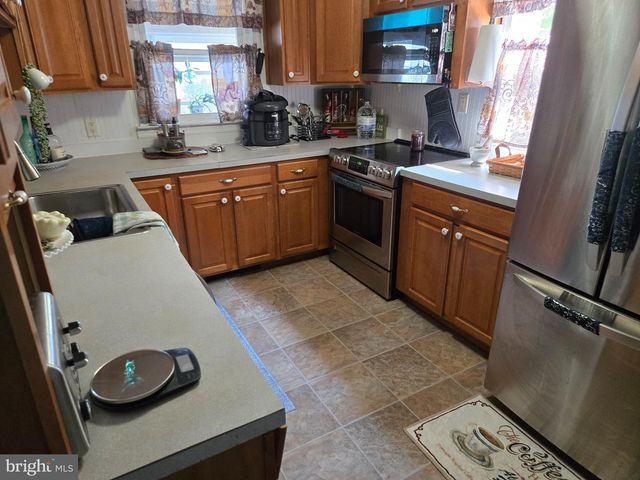 553 E MAIN ST, Dallastown, PA 17313