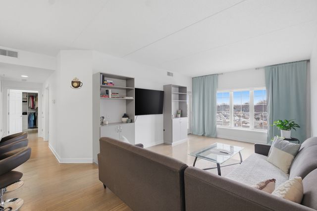 9670 Franklin Avenue 411, Franklin Park, IL 60131