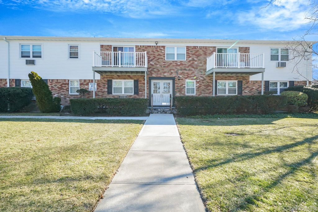 260 Waverly Avenue 33, Patchogue, NY 11772