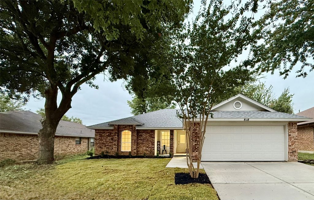 818 Wind Brooke Drive, Arlington, TX 76001