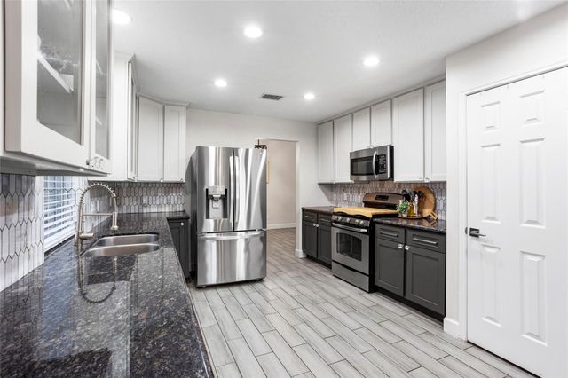 3113 Watercastle Court, League City, TX 77573