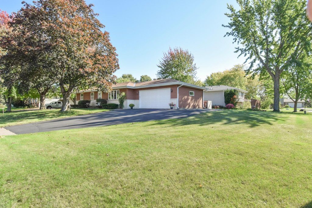 2376 Standridge Avenue, Maplewood, MN 55109 — photo 2