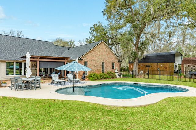 2403 Whitetail Lane, Lake Jackson, TX 77566