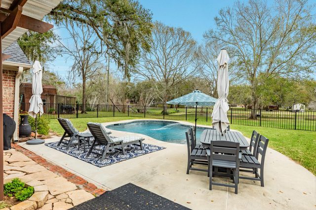 2403 Whitetail Lane, Lake Jackson, TX 77566