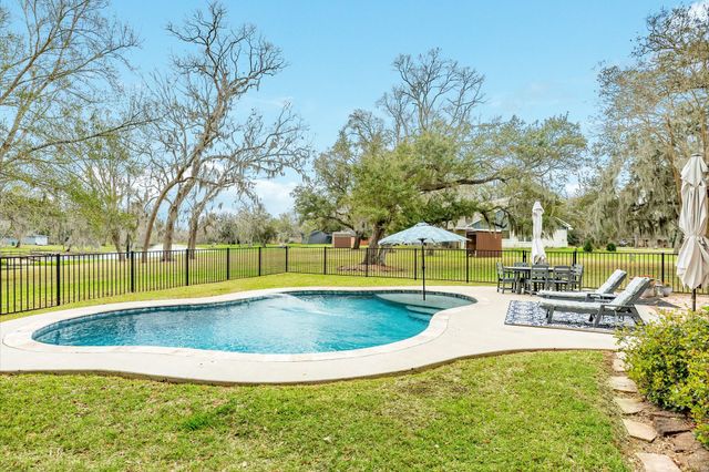 2403 Whitetail Lane, Lake Jackson, TX 77566