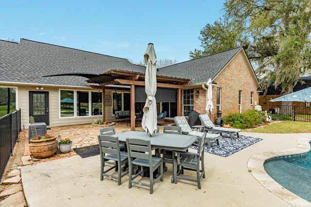 2403 Whitetail Lane, Lake Jackson, TX 77566