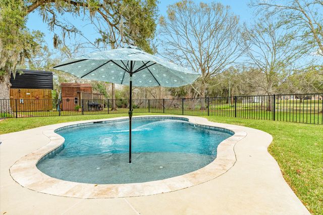 2403 Whitetail Lane, Lake Jackson, TX 77566