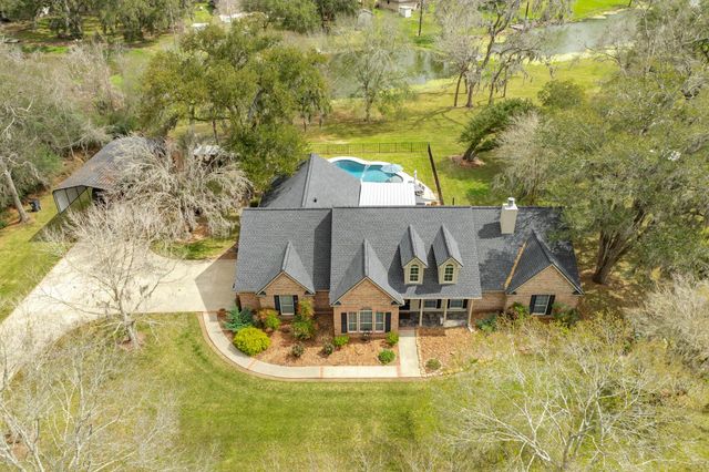 2403 Whitetail Lane, Lake Jackson, TX 77566