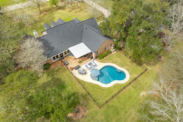 2403 Whitetail Lane, Lake Jackson, TX 77566