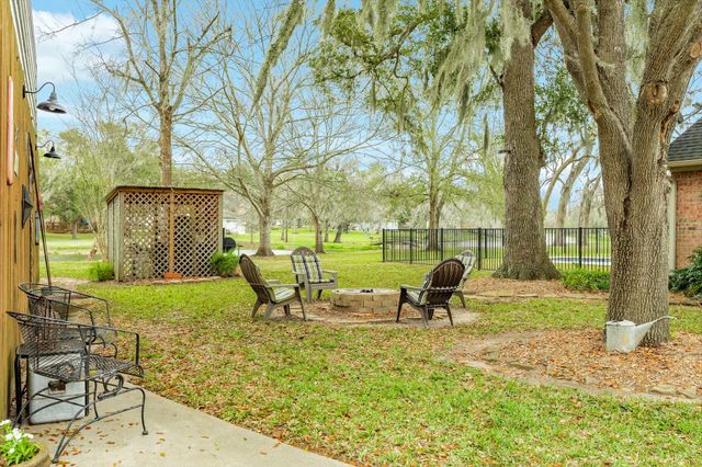 2403 Whitetail Lane, Lake Jackson, TX 77566